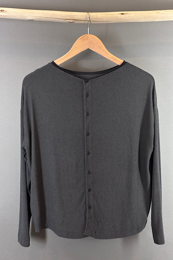 Transit T-shirt with buttoned down back in charcoal
