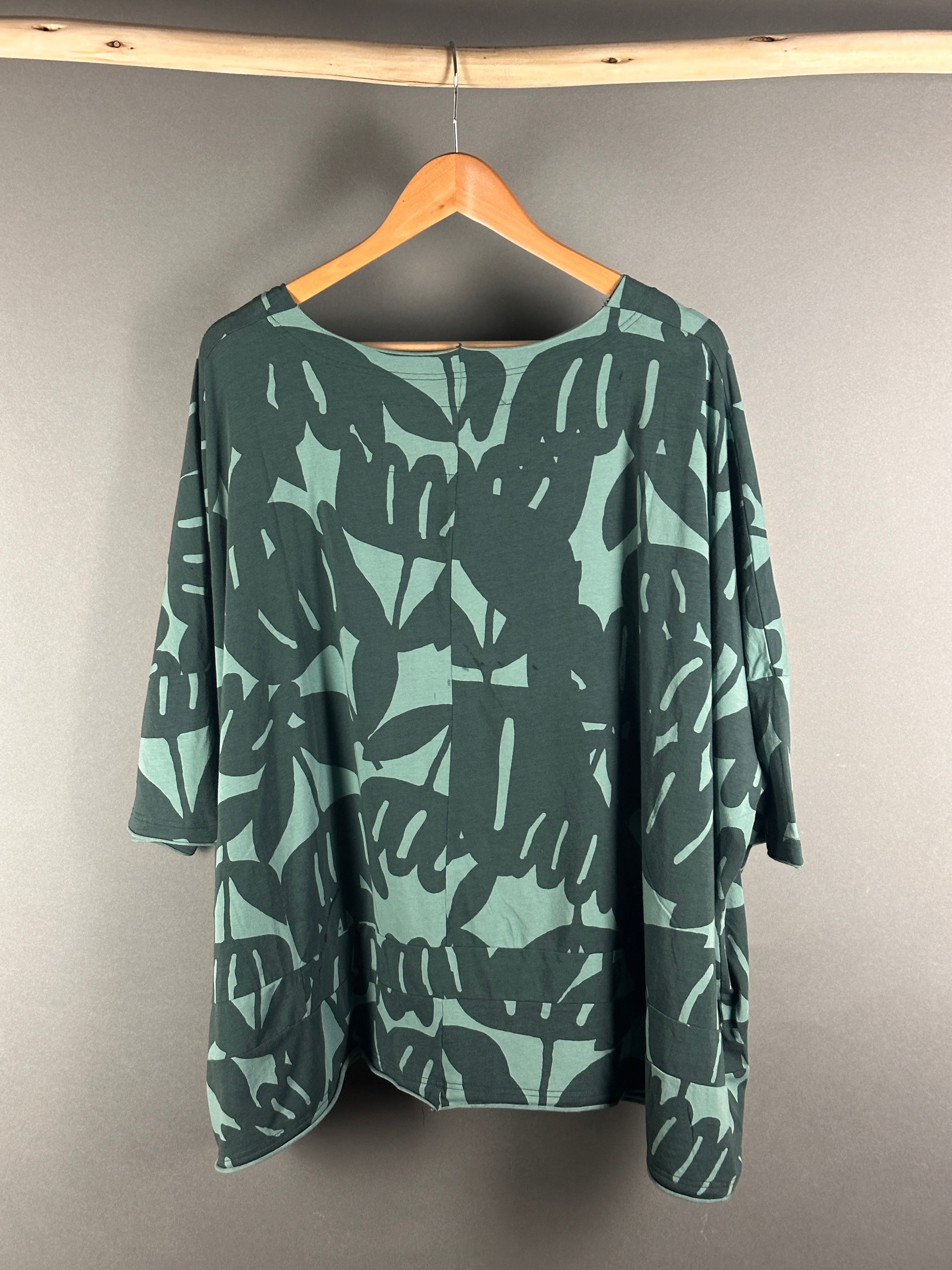 Black Label top in tree print