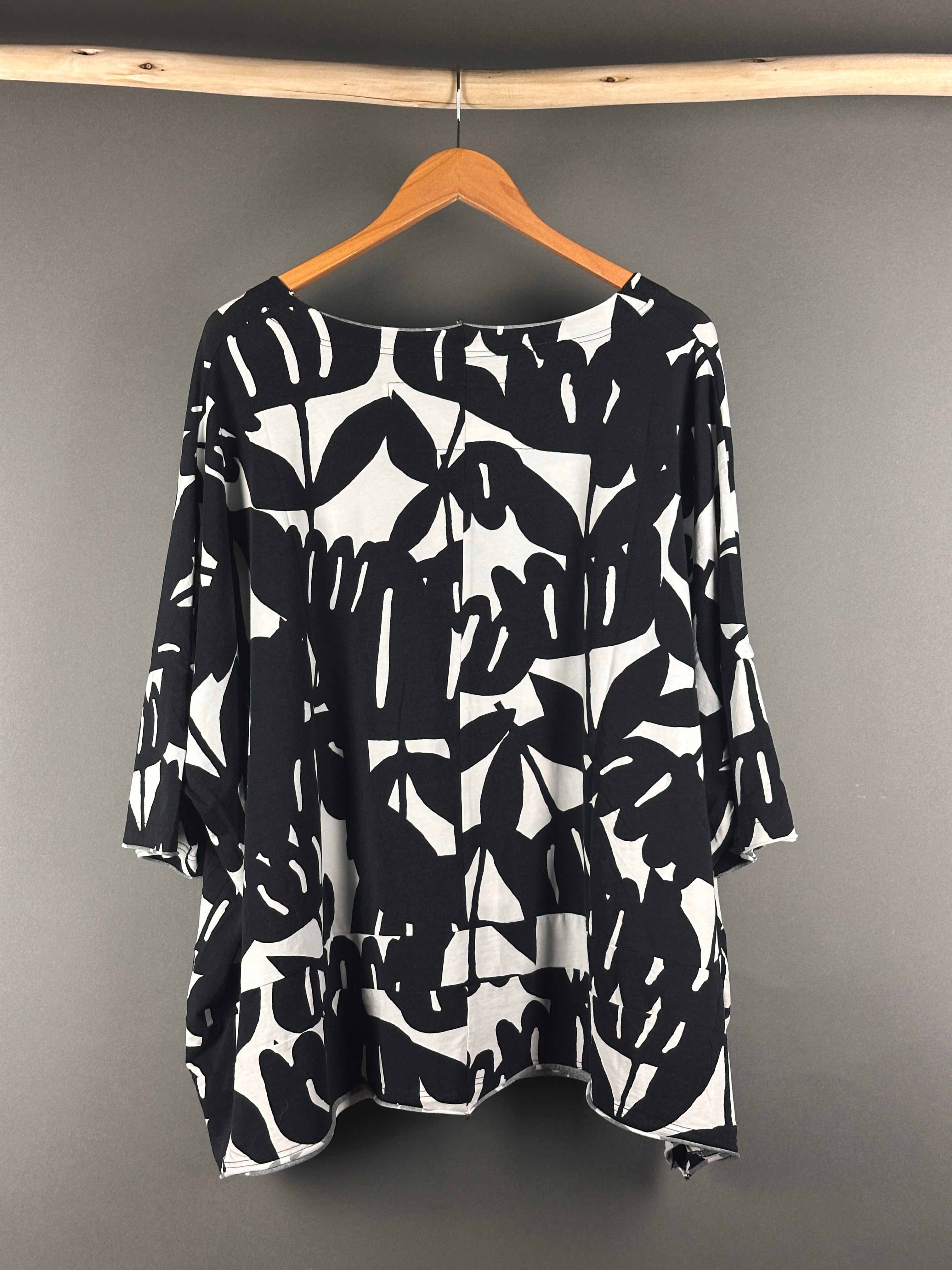 Black Label top in black print