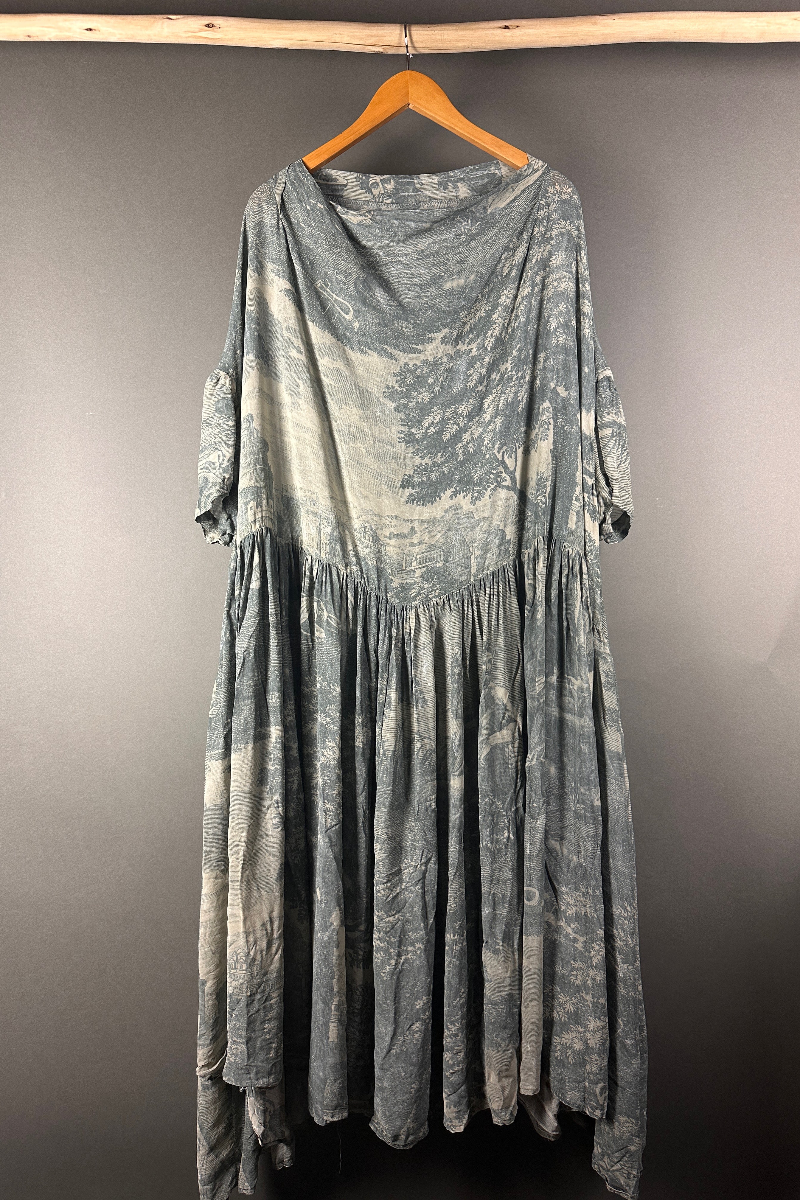 Dip dress in seaweed print