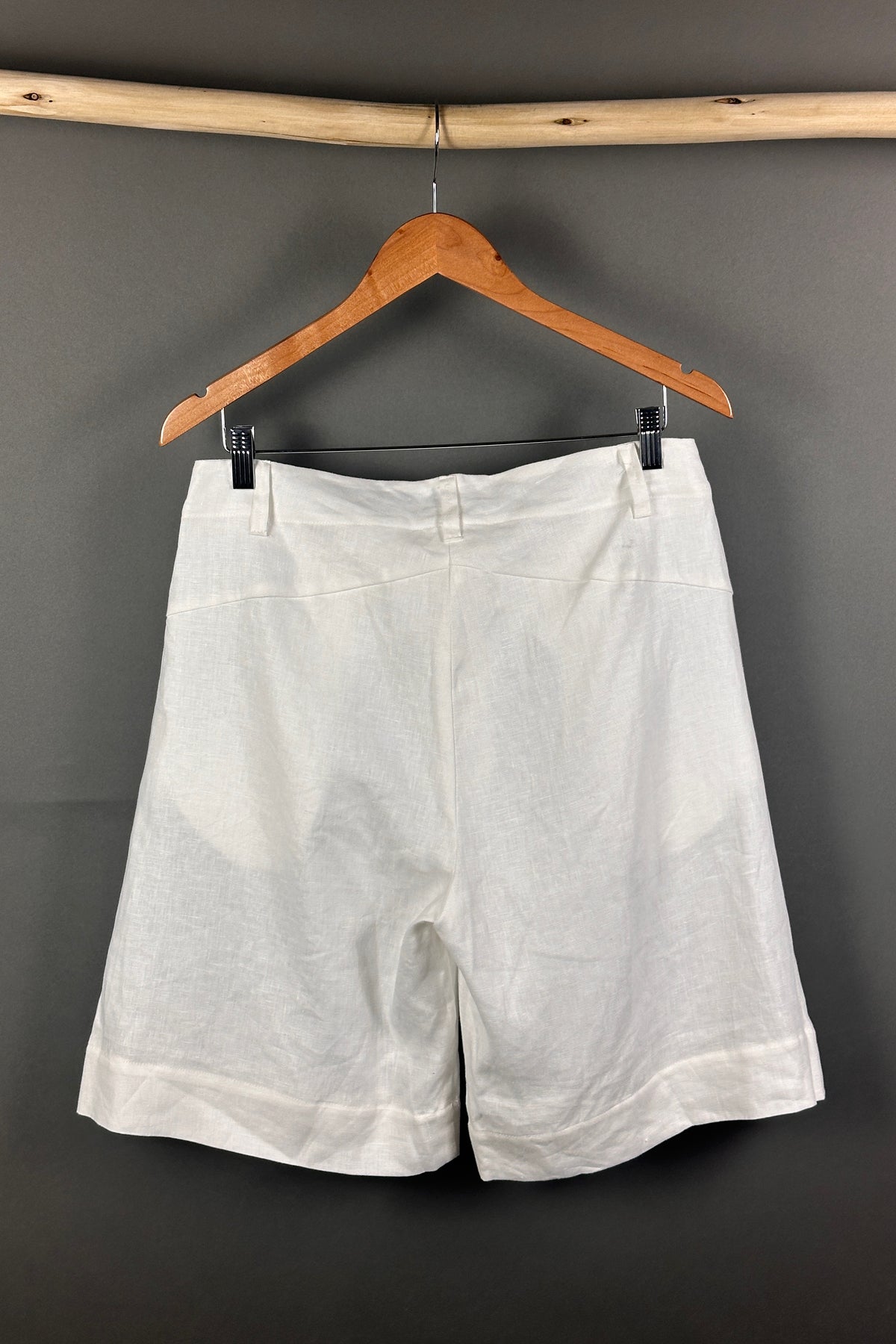 Tzusk Linen  Shorts in White